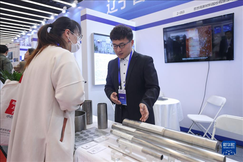 4月8日，參展商在2023中國中小企業(yè)發(fā)展大會“專精特新”中小企業(yè)展覽會上向觀眾介紹產(chǎn)品。新華社記者 龍雷 攝