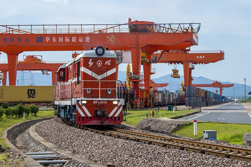 △2023年7月25日，在浙江省金華市華東國(guó)際聯(lián)運(yùn)港，一輛“義新歐”中歐班列裝載著110個(gè)標(biāo)箱日用百貨、家用電器、家裝材料等貨物，啟程駛向哈薩克斯坦。