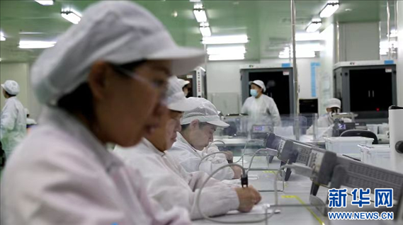 工人在大連達利凱普科技股份公司生產(chǎn)車間工作。新華網(wǎng)發(fā)