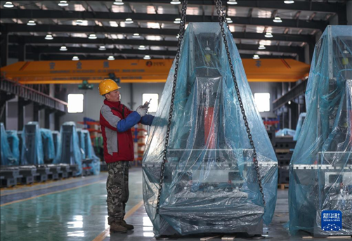 工人在阜新勁達精密機械有限公司生產(chǎn)車間工作。新華社記者龍雷攝