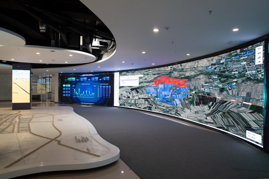 黑龍江省慶安縣數(shù)字農(nóng)業(yè)指揮中心平臺上展示的黑土地情況（4月26日攝）。新華社記者 張濤 攝