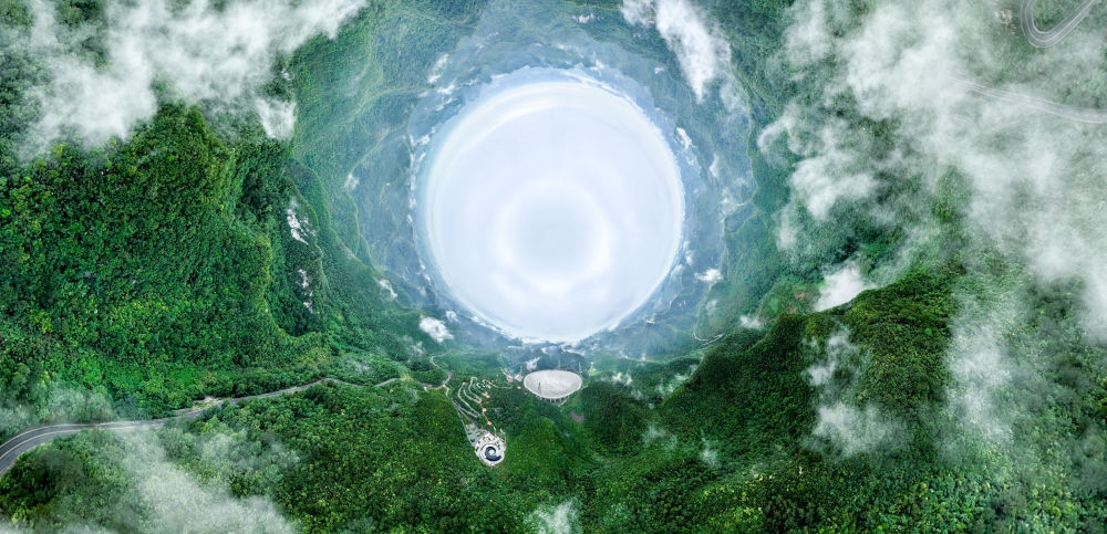 6月22日拍攝的“中國天眼”全景（維護保養(yǎng)期間拍攝，無人機全景拼接照片）。新華社記者 歐東衢 攝