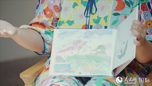 柳芭向人民網(wǎng)記者展示自己的作品。人民網(wǎng) 張若涵攝