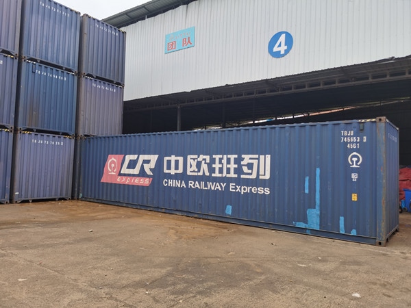 即將以“中老鐵路+中歐班列”模式過境運(yùn)輸?shù)募b箱。朱益孝攝