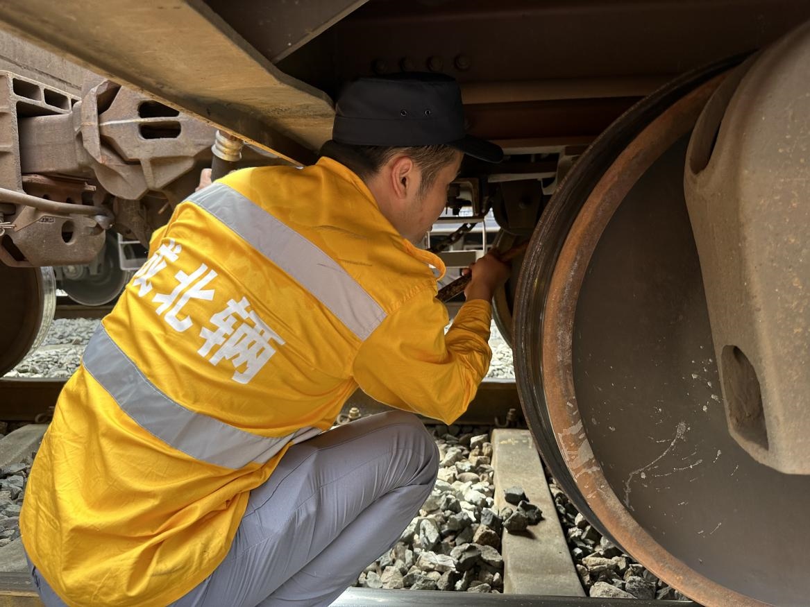 劉偉在進(jìn)行列車檢查工作。人民網(wǎng) 王紹紹攝