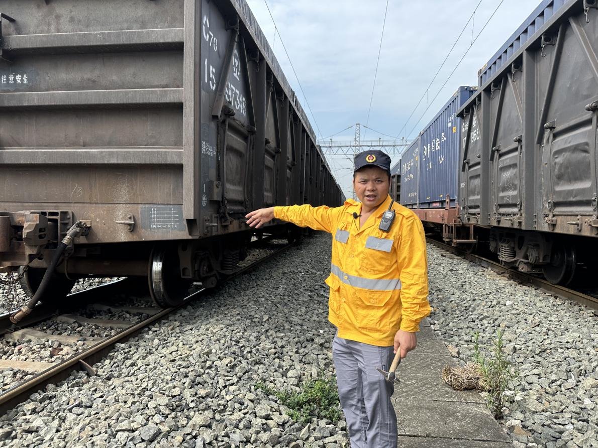 劉偉在向記者介紹檢車注意事項。人民網(wǎng) 王紹紹攝