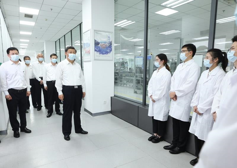 2023年7月6日，習(xí)近平總書記在江蘇南京市考察南瑞集團(tuán)有限公司，同年輕研發(fā)人員親切交流。