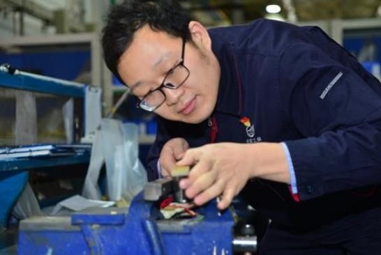 工作中的方文墨。航空工業(yè)沈飛供圖