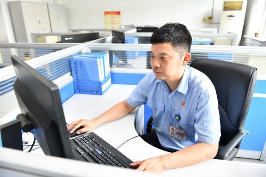 工作中的康凱。航空工業(yè)沈飛供圖