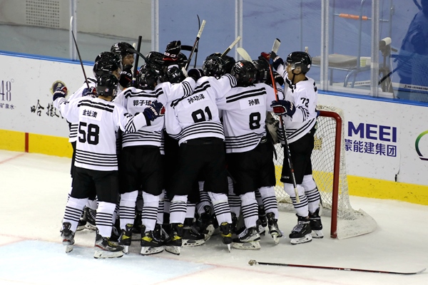 內(nèi)蒙古隊球員慶祝比賽勝利。人民網(wǎng)記者 胡雪蓉攝