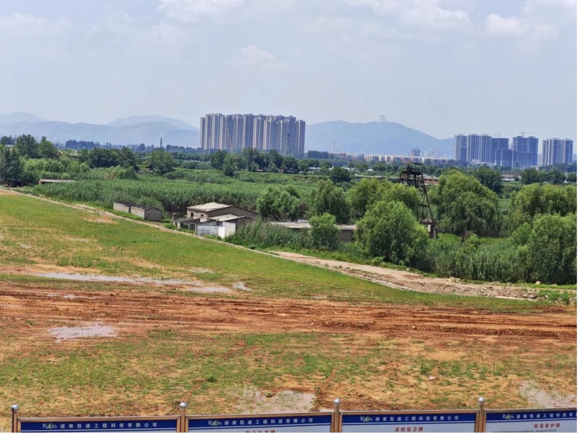 完全淹沒區(qū)（左）和部分淹沒區(qū)（右）分界。 人民網(wǎng)記者 黃鈺攝