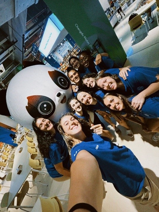 葡萄牙女籃隊員在成都大運村自拍。 受訪者供圖