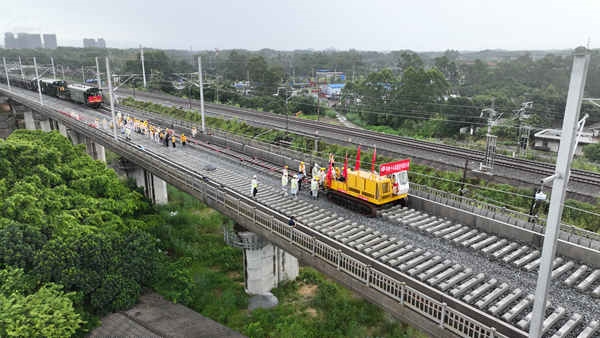 防東鐵路鋪軌現(xiàn)場(chǎng)航拍。