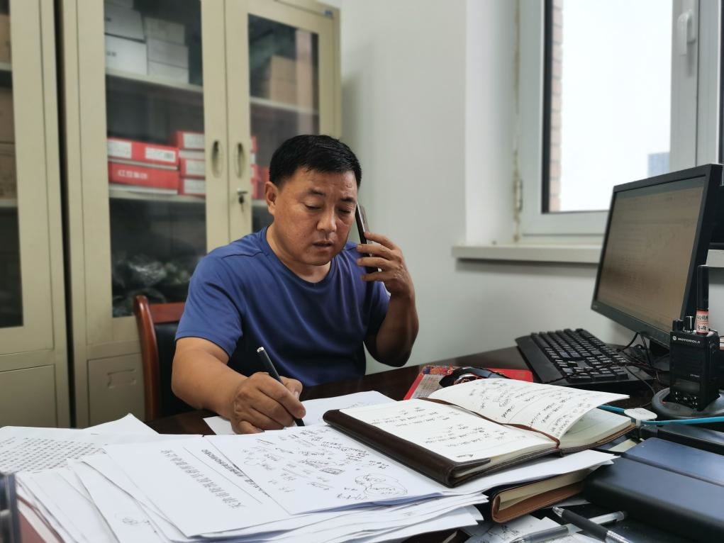曾田榮正在辦公室內工作。新華社記者 孫凡越 攝