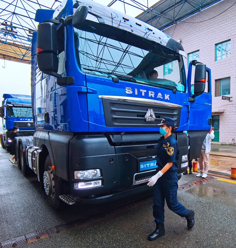 關(guān)員正在對出口車輛進(jìn)行登臨檢查。人民網(wǎng)記者 栗翹楚攝