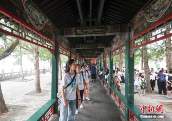 圖為學(xué)員們游覽長廊。<a target='_blank' href='/'><p align=