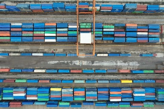 在廣州東部公鐵聯(lián)運(yùn)樞紐（增城西站），工作人員在進(jìn)行集裝箱轉(zhuǎn)運(yùn)工作。廣州交通投資集團(tuán)有限公司供圖