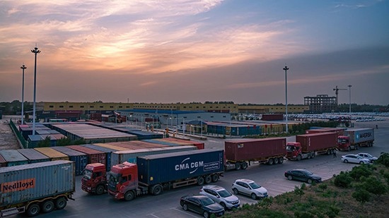 石家莊國際陸港內(nèi)整裝待發(fā)的集裝箱。 石家莊國際陸港供圖