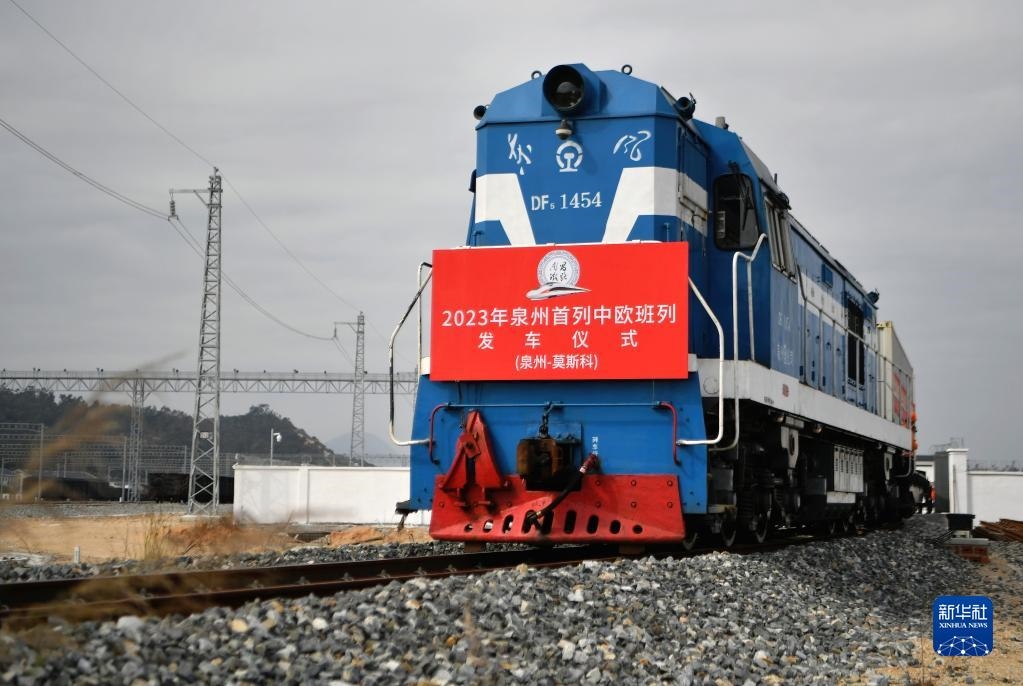 2月3日，中歐班列駛出興泉鐵路黃塘站。當(dāng)日，滿載著55個(gè)集裝箱的中歐班列，從位于福建泉州惠安縣的興泉鐵路黃塘站駛出。這是泉州今年開出的首趟中歐班列，也是興泉鐵路開通后的首趟泉州中歐班列。據(jù)了解，此次班列裝載產(chǎn)品主要來自泉州進(jìn)出口企業(yè)，貨重601.4噸，貨值約262.5萬美元。新華社記者 魏培全 攝