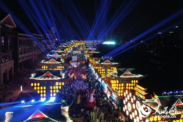 廣西南寧市良慶區(qū)的“南寧之夜”街區(qū)燈火璀璨。人民網(wǎng) 王勇攝