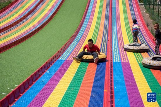 8月12日，小朋友在寧夏固原市涇源縣大灣鄉(xiāng)楊嶺村玩耍。新華社記者 李旭倫 攝