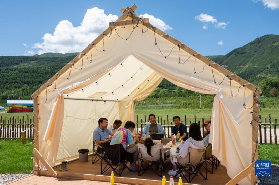 8月12日，游客在寧夏固原市涇源縣大灣鄉(xiāng)楊嶺村品嘗當?shù)孛朗场Ｐ氯A社記者 李旭倫 攝