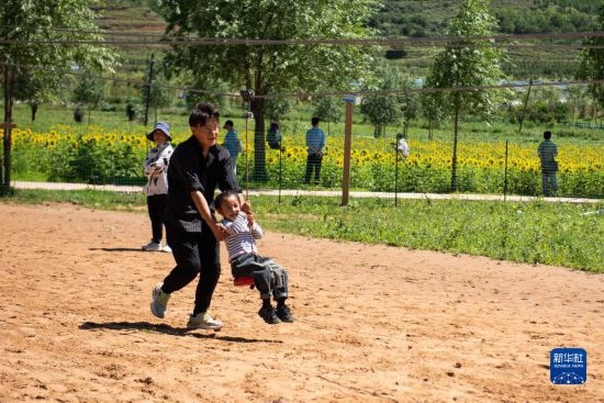 8月12日，游客在寧夏固原市涇源縣大灣鄉(xiāng)楊嶺村玩耍。新華社記者 李旭倫 攝