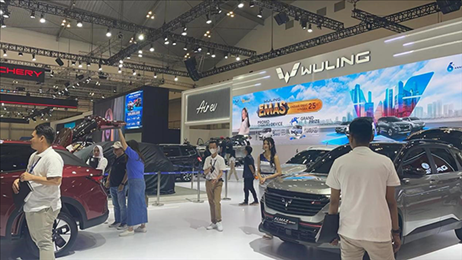 印尼消費(fèi)者參觀上汽五菱的展臺(tái)。趙世祺 攝