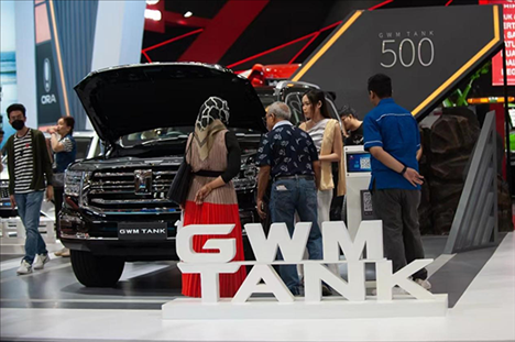 印尼消費(fèi)者參觀長城汽車的展臺(tái)。趙猛 攝