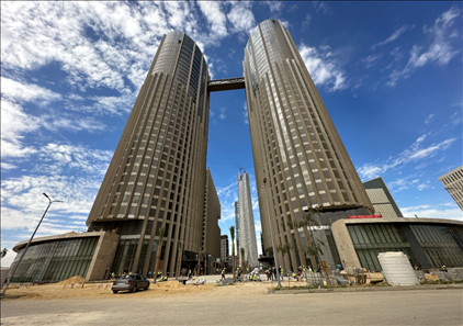 埃及新行政首都CBD項(xiàng)目P4標(biāo)段高層辦公樓。 嚴(yán)川吉雨攝