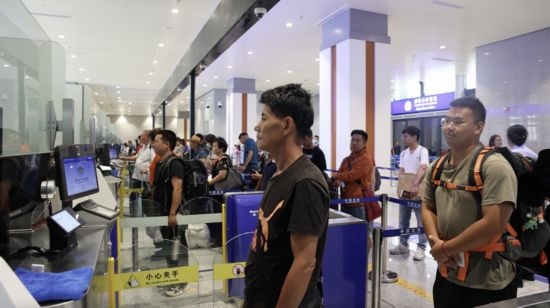 6月13日，乘坐中老鐵路國際旅客列車的旅客在磨憨邊檢大廳排隊候檢。李揚 攝