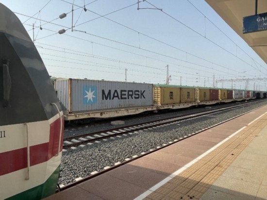 亞吉鐵路吉布提那噶德車站的貨運(yùn)車廂。人民網(wǎng)記者 趙艷紅攝