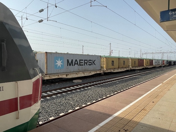 亞吉鐵路吉布提那噶德車站的貨運車廂。人民網(wǎng)記者 趙艷紅攝