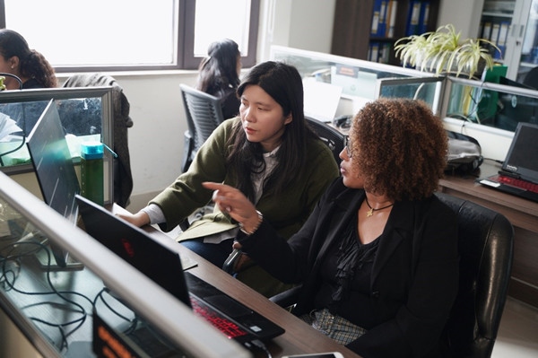 梅德哈妮（右）與中國同事討論設(shè)計方案。受訪對象供圖