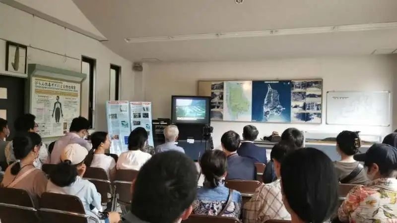 觀看日軍發(fā)動(dòng)毒氣戰(zhàn)的影像資料。中國駐大阪總領(lǐng)事館供圖