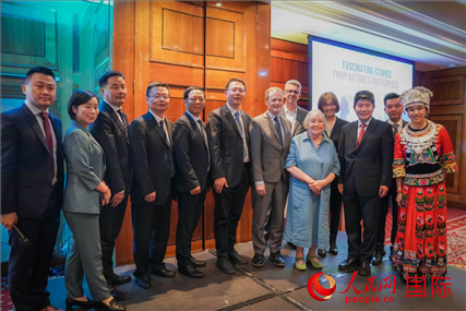 張家界文化旅游推介會(huì)部分嘉賓合影。人民網(wǎng) 郭錦標(biāo)攝