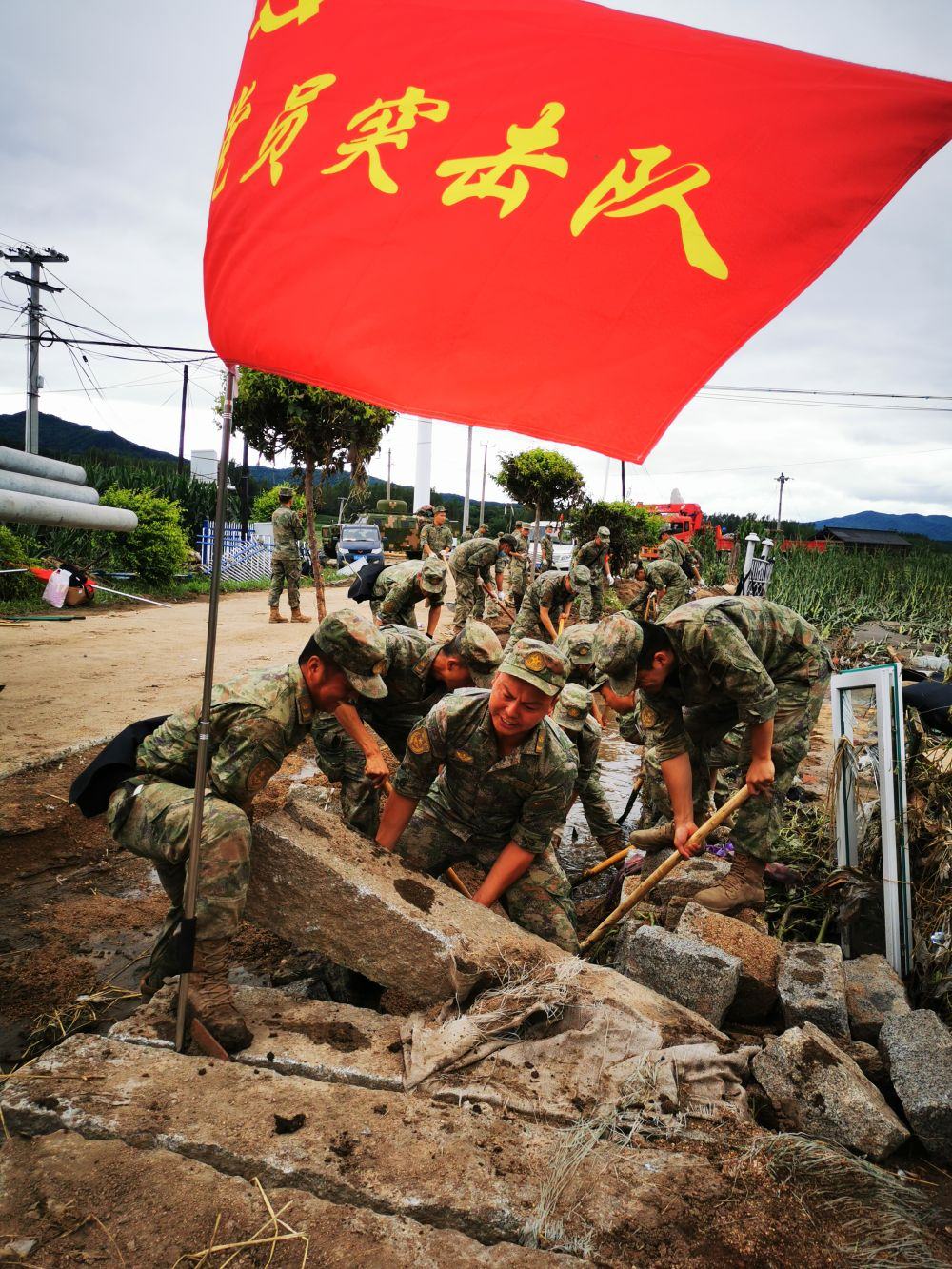 8月7日，陸軍第78集團(tuán)軍某旅組織黨員突擊隊(duì)在吉林舒蘭市七里鄉(xiāng)清理路障。新華社發(fā)（劉洋 攝）