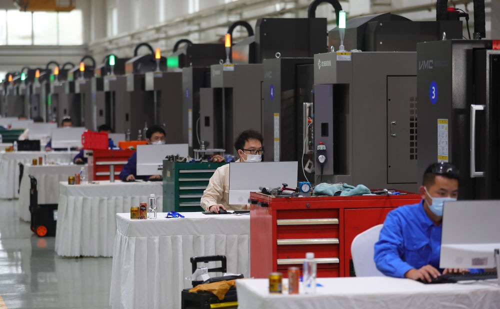 參賽選手在在2022“一帶一路”暨金磚國(guó)家技能發(fā)展與技術(shù)創(chuàng)新之“通用技術(shù)杯”數(shù)控多軸加工大賽中比拼（2022年11月10日攝）。新華社記者 楊青 攝