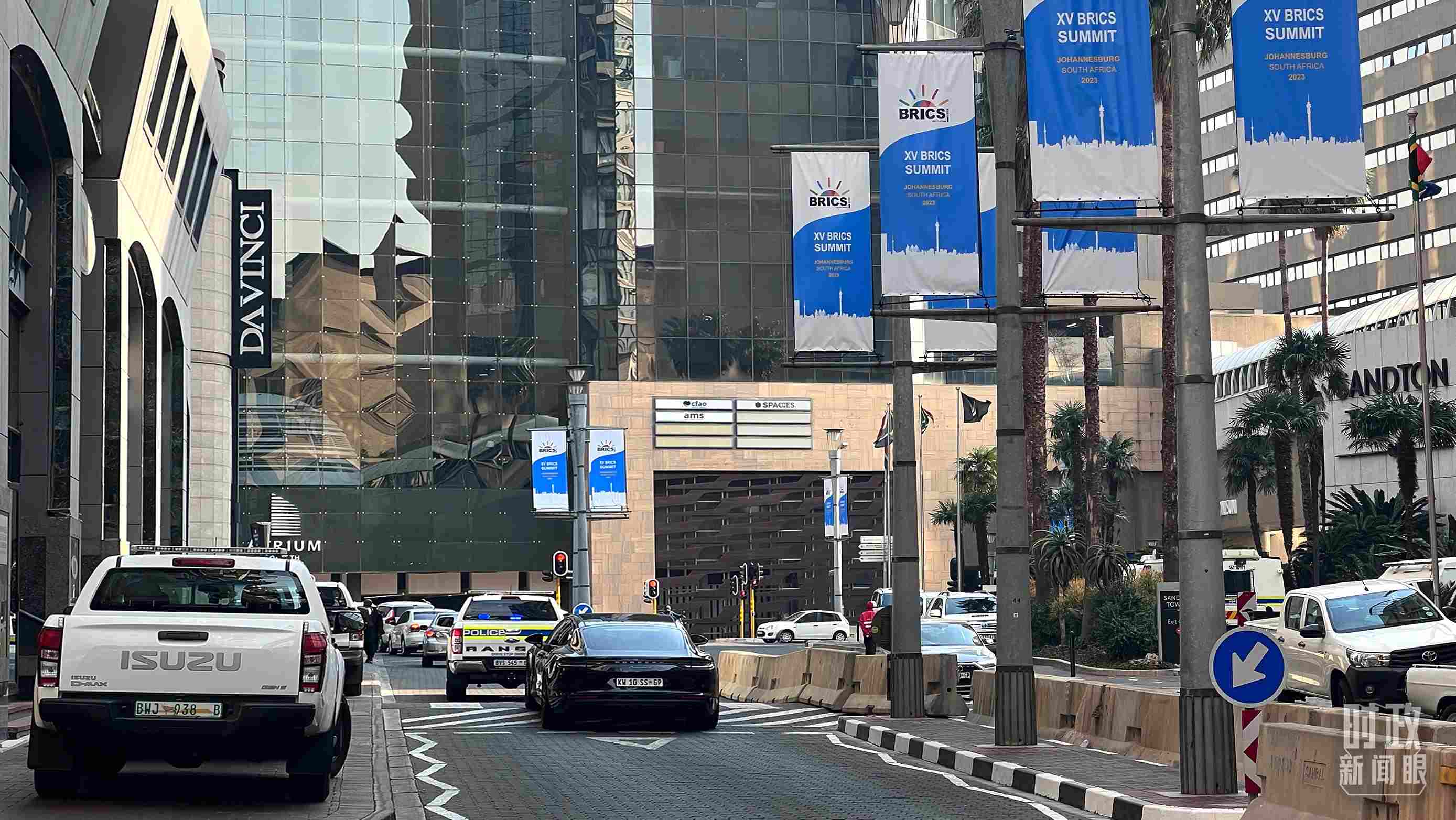 △約翰內(nèi)斯堡，街頭懸掛金磚峰會條幅。（總臺央視記者韓銳拍攝）