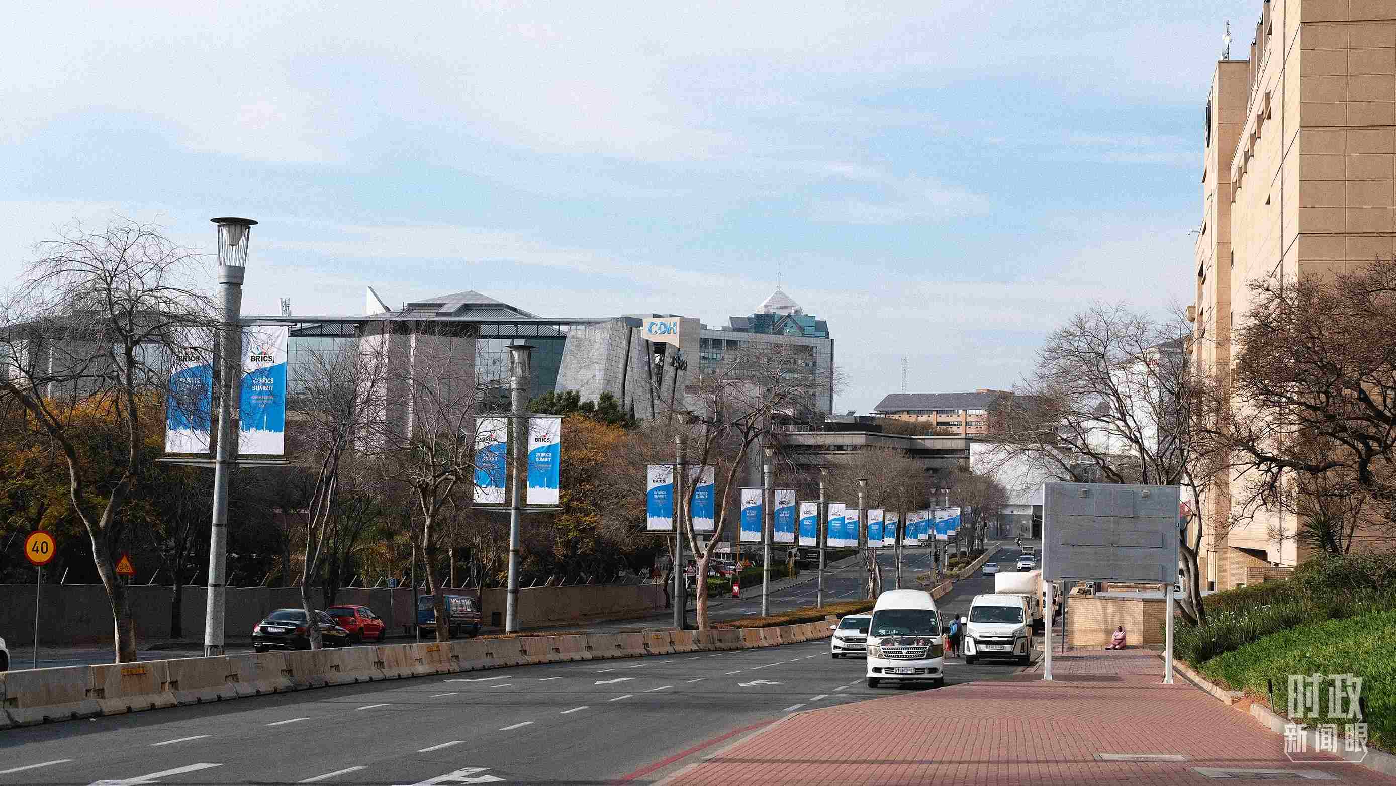 △約翰內(nèi)斯堡，街頭懸掛金磚峰會條幅。（總臺央視記者盧心雨拍攝）