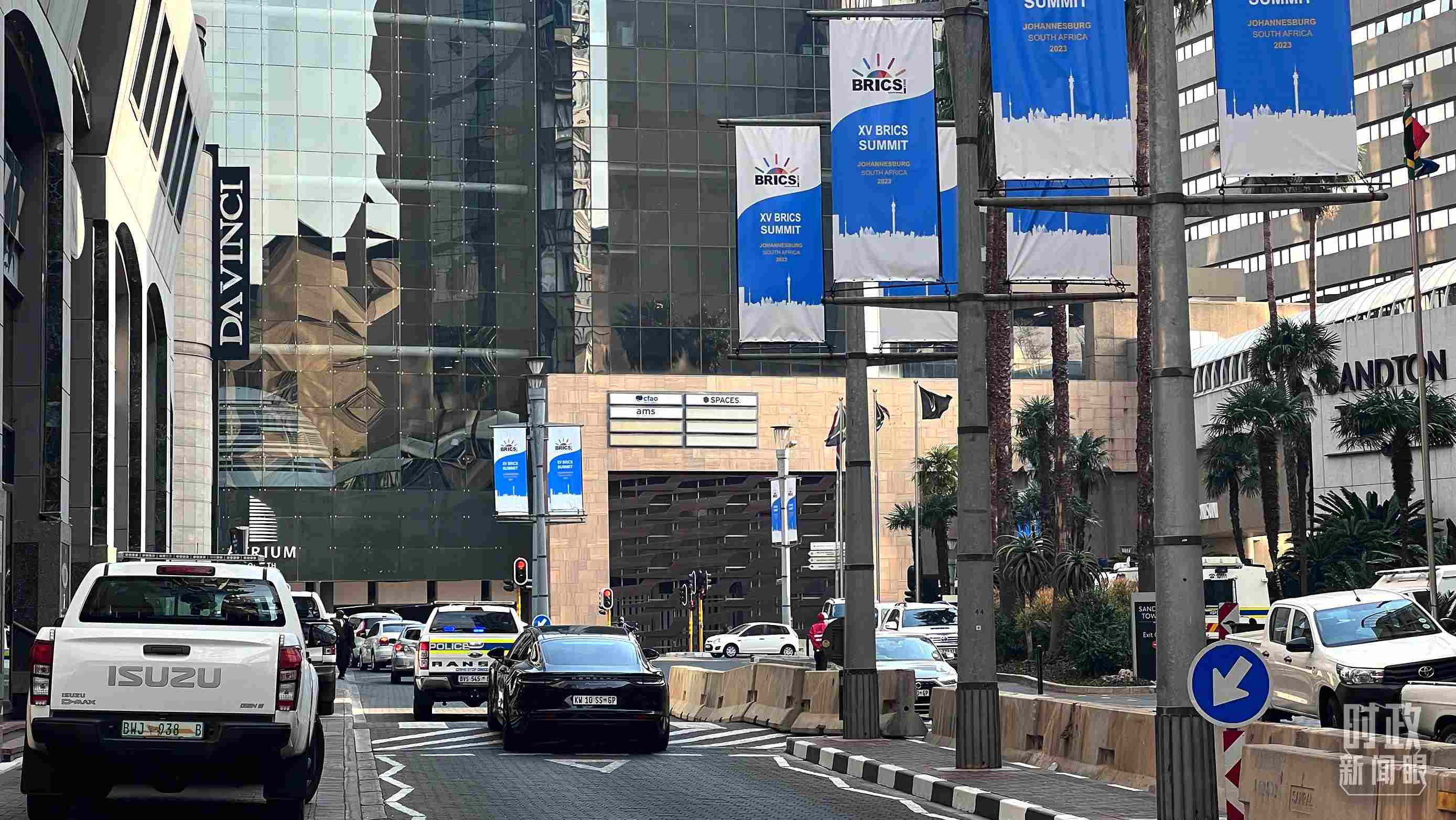 △約翰內(nèi)斯堡街頭的金磚元素。（總臺央視記者程鋮拍攝）