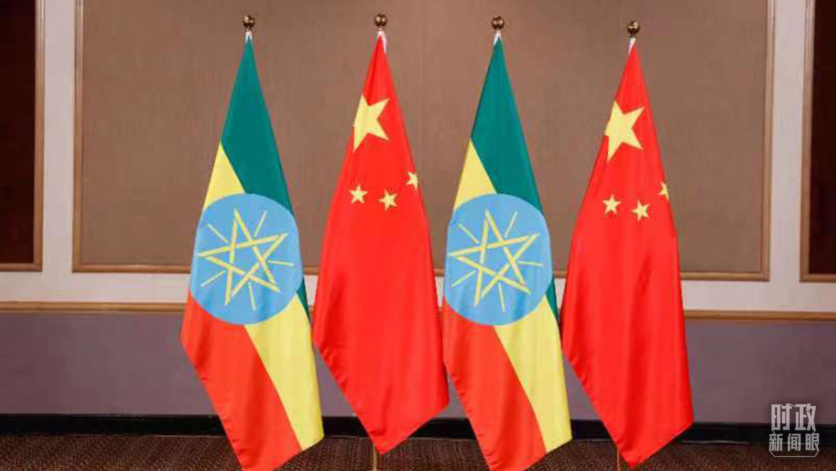 △會見現(xiàn)場的中國、埃塞兩國國旗。（總臺央視記者耿小龍拍攝）