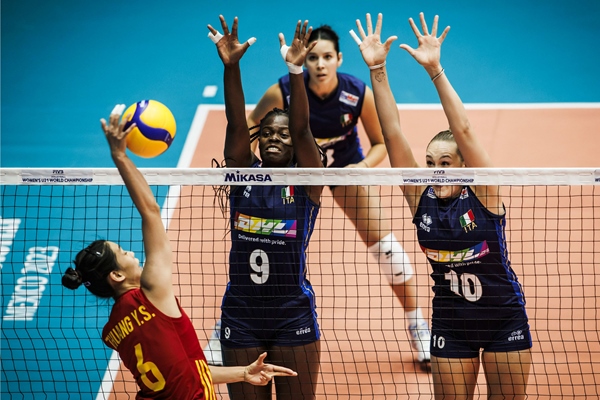 中國隊(duì)球員莊宇珊(左)在比賽中。圖片來源：國際排聯(lián)