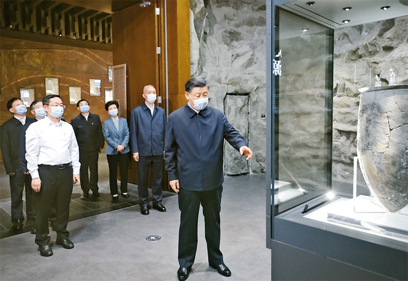 2023年6月2日，中共中央總書記、國家主席、中央軍委主席習(xí)近平在北京出席文化傳承發(fā)展座談會并發(fā)表重要講話。這是座談會前，習(xí)近平2日下午在中國歷史研究院考察。 新華社記者 鞠鵬/攝