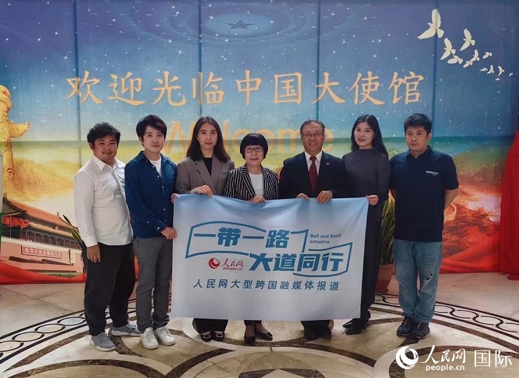 崔建春大使（右三）與人民網(wǎng)記者合影。
