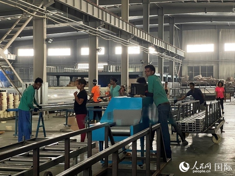 東方工業(yè)園華嘉鋁業(yè)生產(chǎn)車間。人民網(wǎng)記者 趙艷紅攝