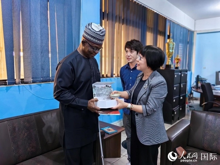 人民網(wǎng)監(jiān)事會(huì)主席唐維紅（右一）帶隊(duì)訪問尼日利亞通訊社，與該社總裁布克·龐勒（左一）交流。人民網(wǎng)記者 陳星星攝