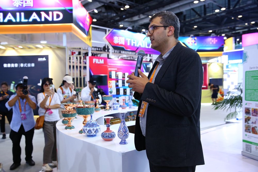 9月1日，參展商在國(guó)家會(huì)議中心向媒體記者介紹展臺(tái)信息。新華社記者 孫瑋彤 攝