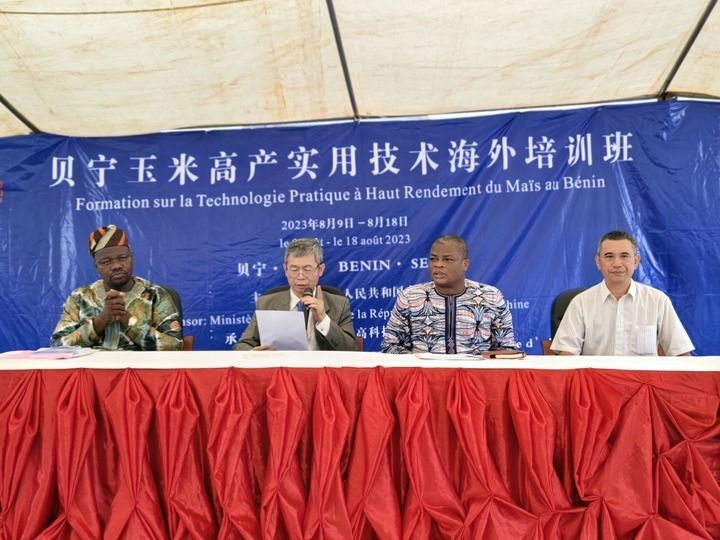 8月9日，2023年貝寧“玉米高產(chǎn)實(shí)用技術(shù)培訓(xùn)班”開班儀式在位于塞梅波吉市的中國援貝寧農(nóng)業(yè)技術(shù)示范中心舉行。