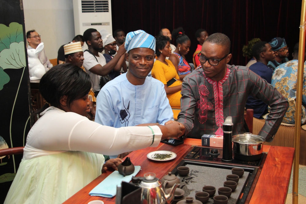 人們在貝寧科托努貝寧中國文化中心“茶和天下·雅集——青島有禮”文化交流活動上品茶。